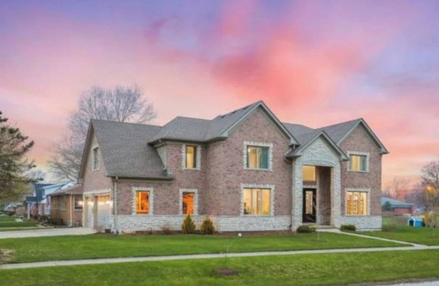 Spacious 5-bedroom Chicago suburban vacation home!