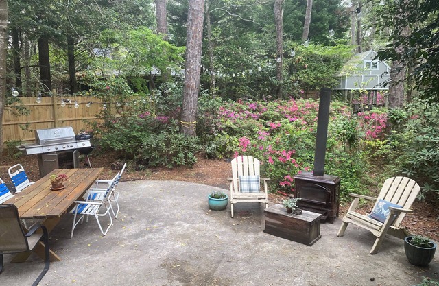 Spacious 5-bedroom family house on one acre in charming Manteo