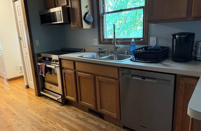 Spacious 5-bedroom home in beautiful Ann Arbor Waterhill Neighbourhood