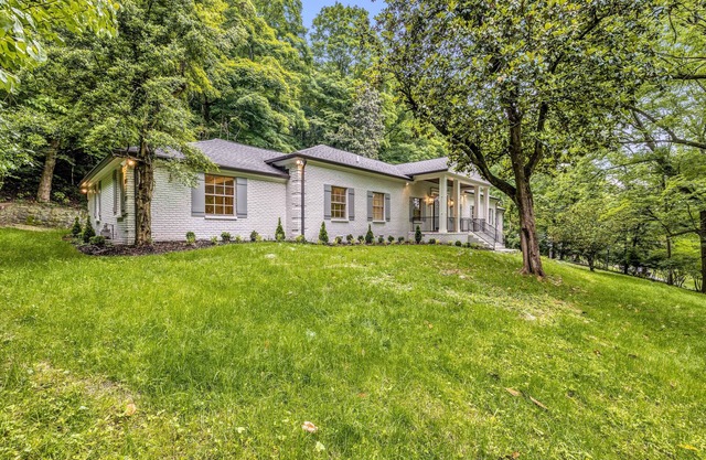 Spacious 5-bedroom house with a gourmet kitchen and AC in welcoming Nashville