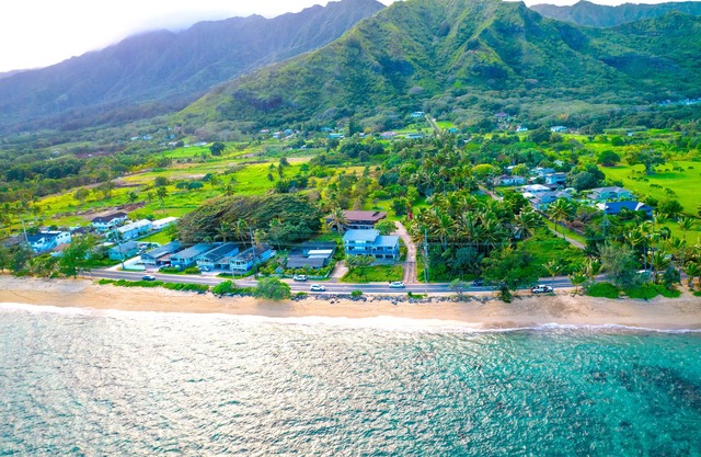 Spacious 5 Bedroom Home/2 Kitchens in Oahu's Countryside