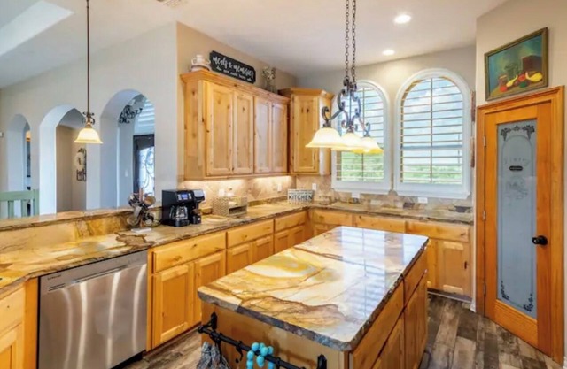Spacious 5 bedroom home in Schertz, Texas! 20 min from downtown San Antonio!