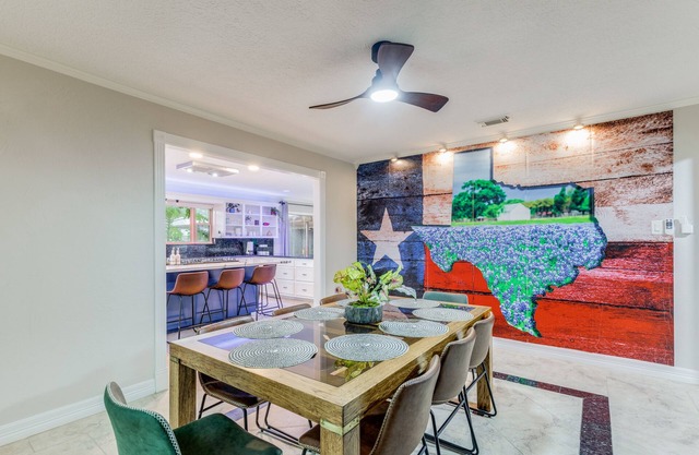 Spacious 5-bedroom house with Pool, Tennis Court, and Fitness Room!