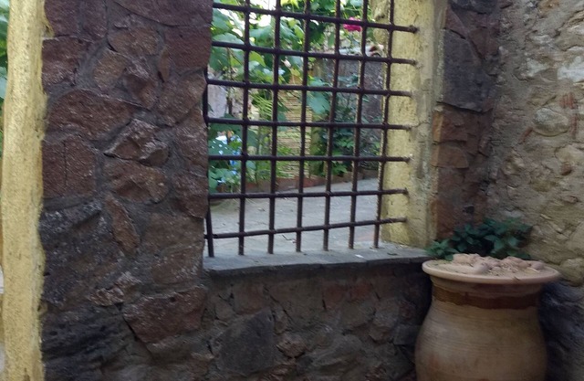 Spacious 5-bedroom house with WiFi and AC in charming Aidone