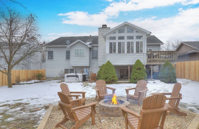 Spacious 5-bedroom House, Hot Tub, Firepit, Game Rooms, Theater Room and More!