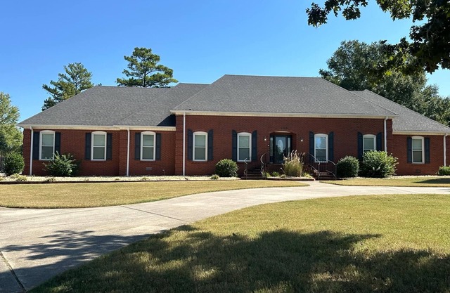 Spacious 5-bedroom house w/fitness room, WiFi. Just like home away from home!