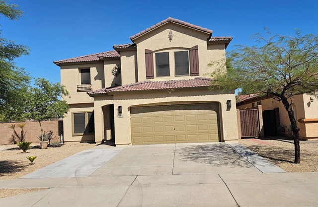 Spacious 5-bedroom house 1.4 miles from Cardinals Stadium and West Gate shopping