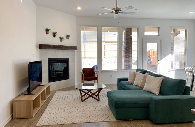 Spacious 5-bedroom house in Fort Worth w with WiFi, AC