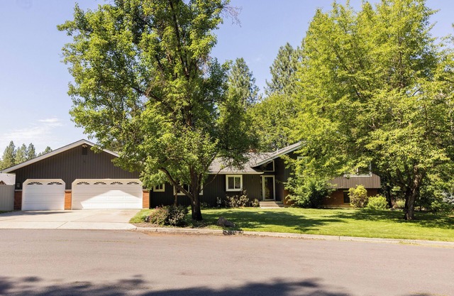 Spacious 5-bedroom house in North Spokane with Hot tub & game room.