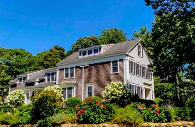Spacious 5-bedroom house with AC - near downtown Tisbury