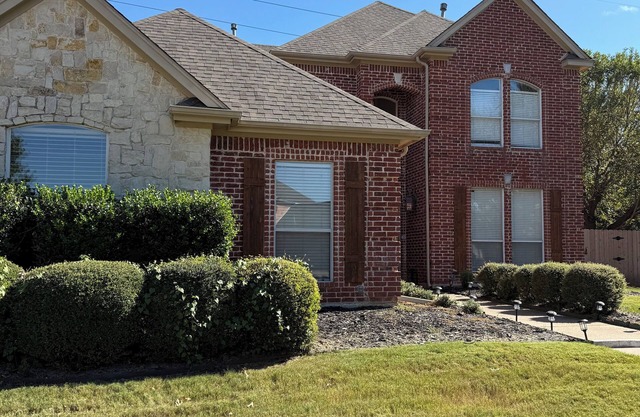 Spacious 5-bedroom house, SAFE and quiet neighborhood right next to the trail