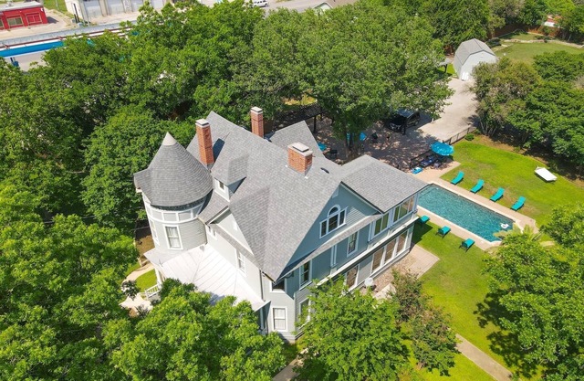 Spacious 5-bedroom house with AC, WiFi in Seguin, Pool & Outdoor Game Room
