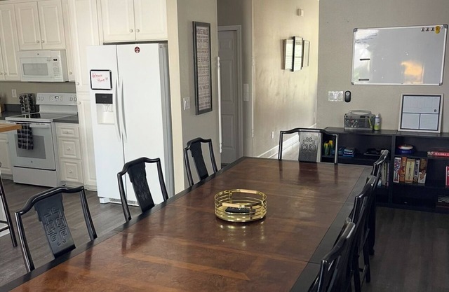 Spacious 5-bedroom house in Tampa, walk to Old Hyde Park Village. Fast WiFi,