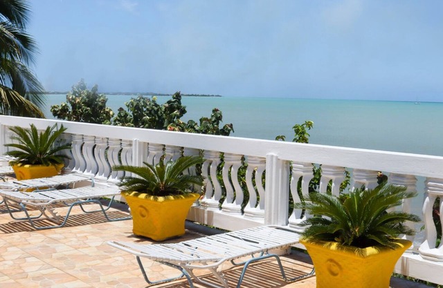 Spacious 5-bedroom building in marvelous Black River with AC, WiFi