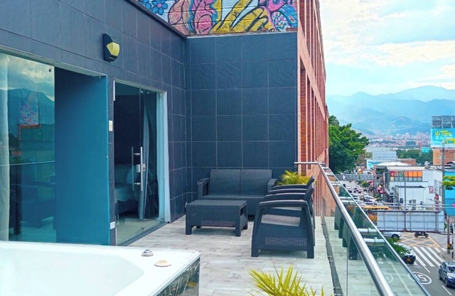 Spacious 5-bedroom Penthouse in Parque Lleras ,3 jacuzzis and Pool Large Terrace