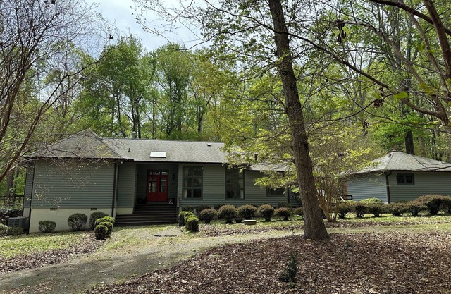 Spacious 5-bedroom house in fantastic Chapel Hill on 2.5 acres w/WiFi, AC, deck
