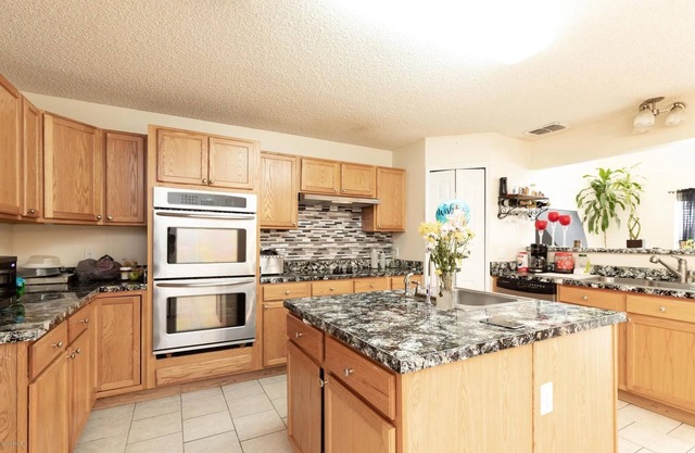Spacious 5-bedroom house in brilliant Jacksonville Florida/Parking