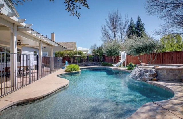 Spacious 5-bedroom house with Pool and Spa in Paso Robles with WiFi, AC