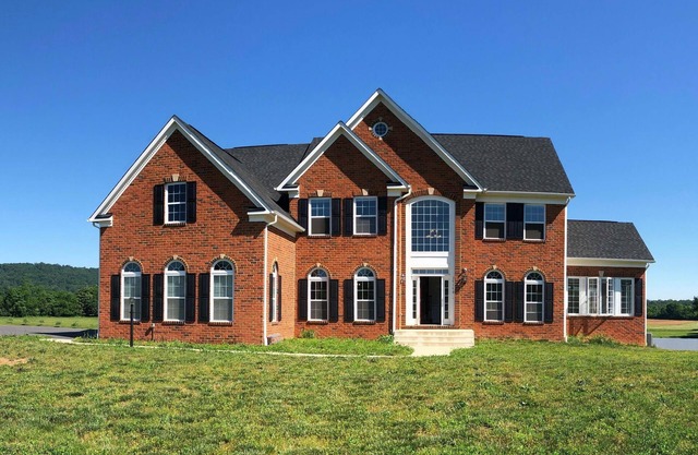 Spacious 5-bedroom Lakefront View Home