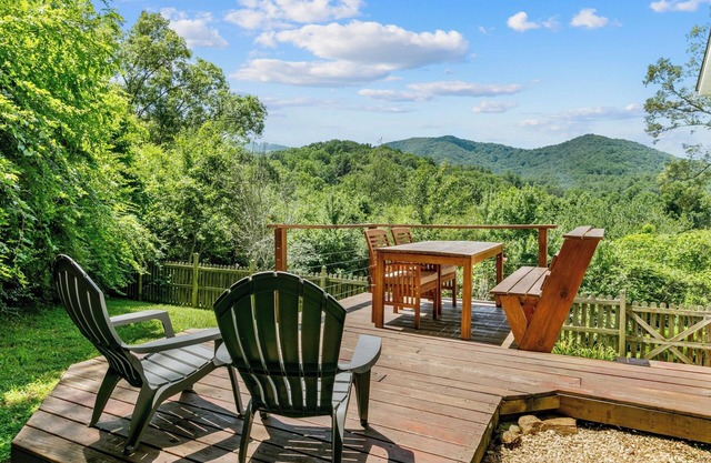 Spacious 5-bedroom house w Mountain Views!