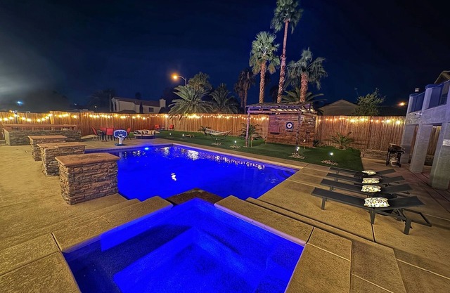 Spacious 5-bedroom villa with 8 beds and Large Pool/Spa in brilliant Las Vegas