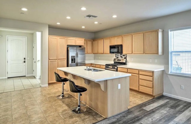 Spacious 5-bedroom villa in lovely Stockton with AC, WiFi