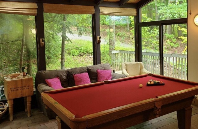 Spacious 5 bedroom waterfront cottage. Billiard, TV, 3 kayaks, fishing, swimming