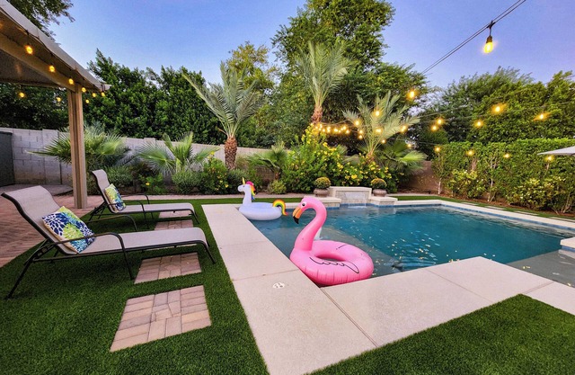 Spacious 5 BR/4 BA w/Pool , Walk to Westgate ,Close to Stadium & Fun