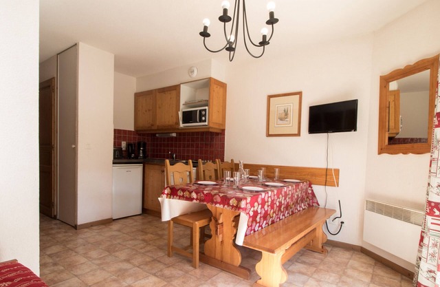 Spacious 5-pers apartment at the slopes with parking and WiFi