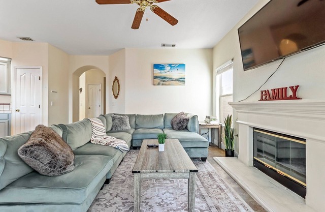 Spacious 5BD 3BR Home with Pool table & Air hockey table in Safe Neighborhood