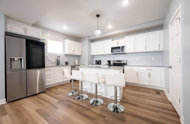 Spacious 5BR Retreat Close to Downtown Indy