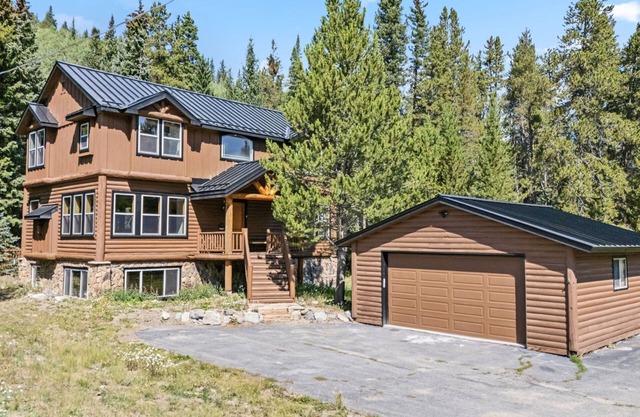 Spacious 5BR w/Mountain Views, Hot Tub – 5 Mins to Slopes & Main St. Breck!