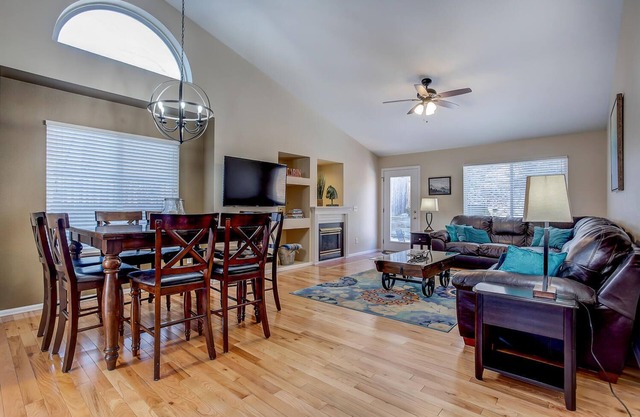 Spacious 6 Bdr Family Home near Park & Recreation Center