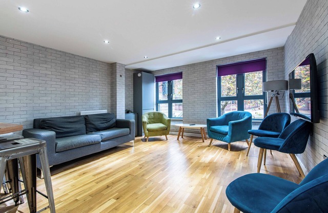 Spacious 6-Bed Apartment in City Centre