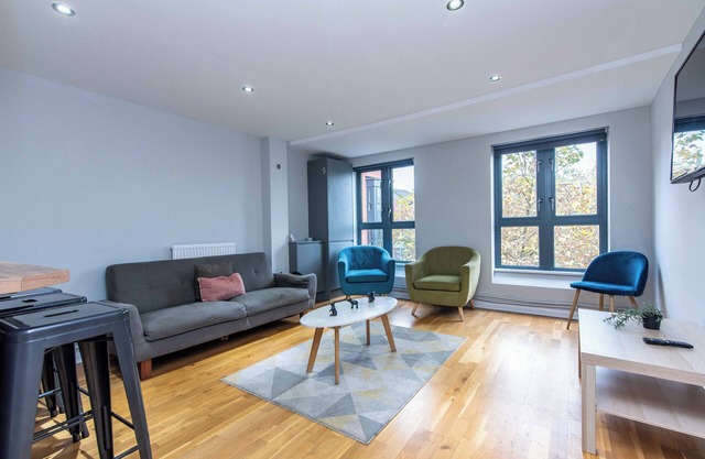 Spacious 6-Bed Flat in City Centre