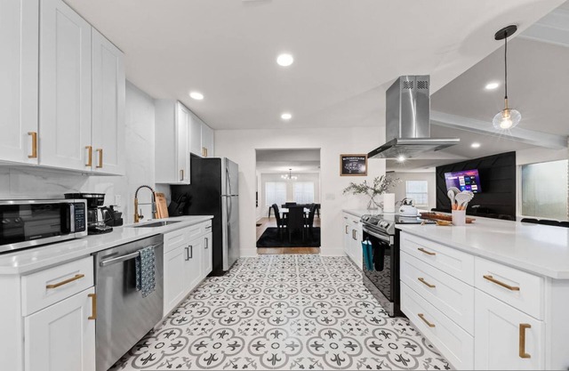 Spacious 6 Bed House Airport Pet Friendly AFB