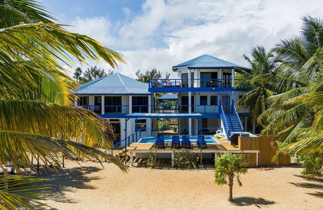 Spacious 6-Bed Villa, Private Pool, on the Beach!