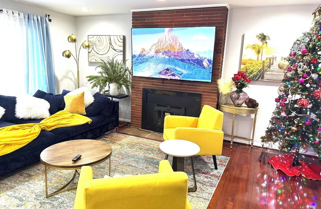 Spacious 6-bedroom house with WiFi, AC in charming Silver Spring