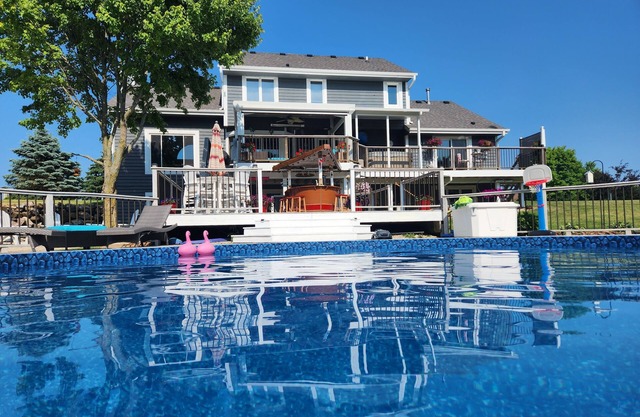Spacious 6-bedroom 4 bathroom house in marvelous Hartford with pool and hot tub!