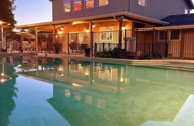 Spacious 6-bedroom Group Farm stay Near Sequoia Park - Playground, Pool & Gym