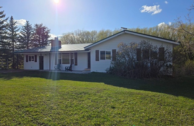 Spacious 6-bedroom house with AC, WiFi on a real working cattle ranch