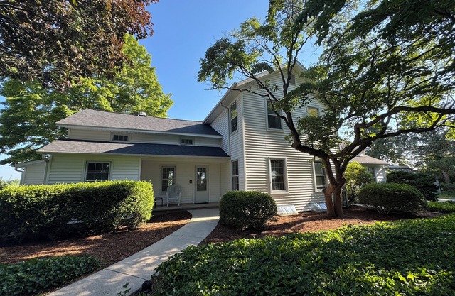 Spacious 6-bedroom house, great for groups. Huge private 2 acre yard.