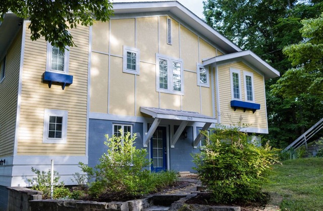 Spacious 6-bedroom house with WiFi & AC in charming Jamestown lake ramp access