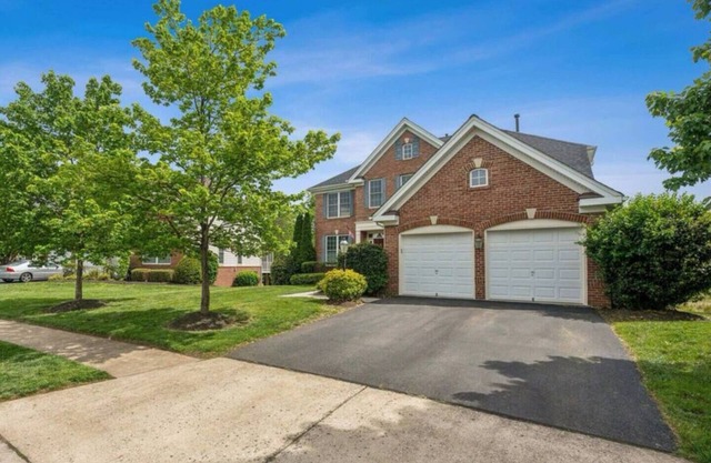 Spacious 6-bedroom house in charming Ashburn with fitness room, AC