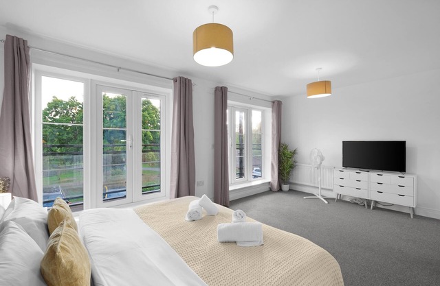 Spacious 6 Bedroom House in Denton Way