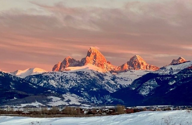 Spacious 6-bedroom house w/hot tub and Teton Views!
