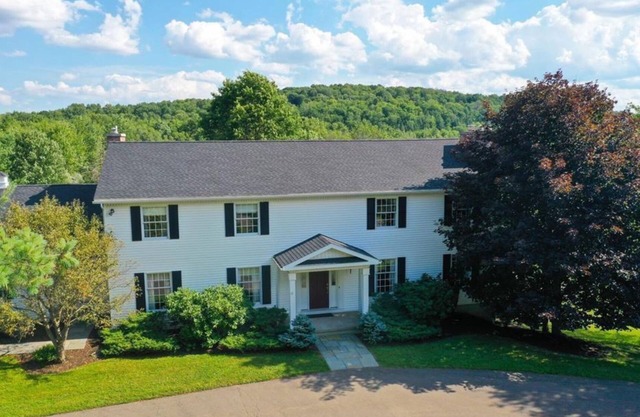 Spacious 6-bedroom house with AC, fitness room, pool, WiFi in charming Vestal