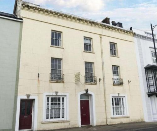 Spacious 6 bedroom retreat in Milford Haven