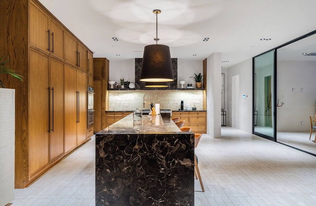 Spacious 6-bedroom house with WiFi, fitness room in lovely Los Angeles