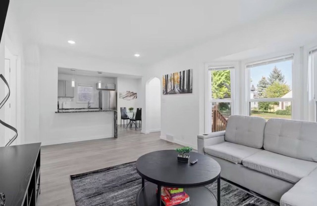 Spacious 6-bedroom house in fabulous Minneapolis with WiFi, AC